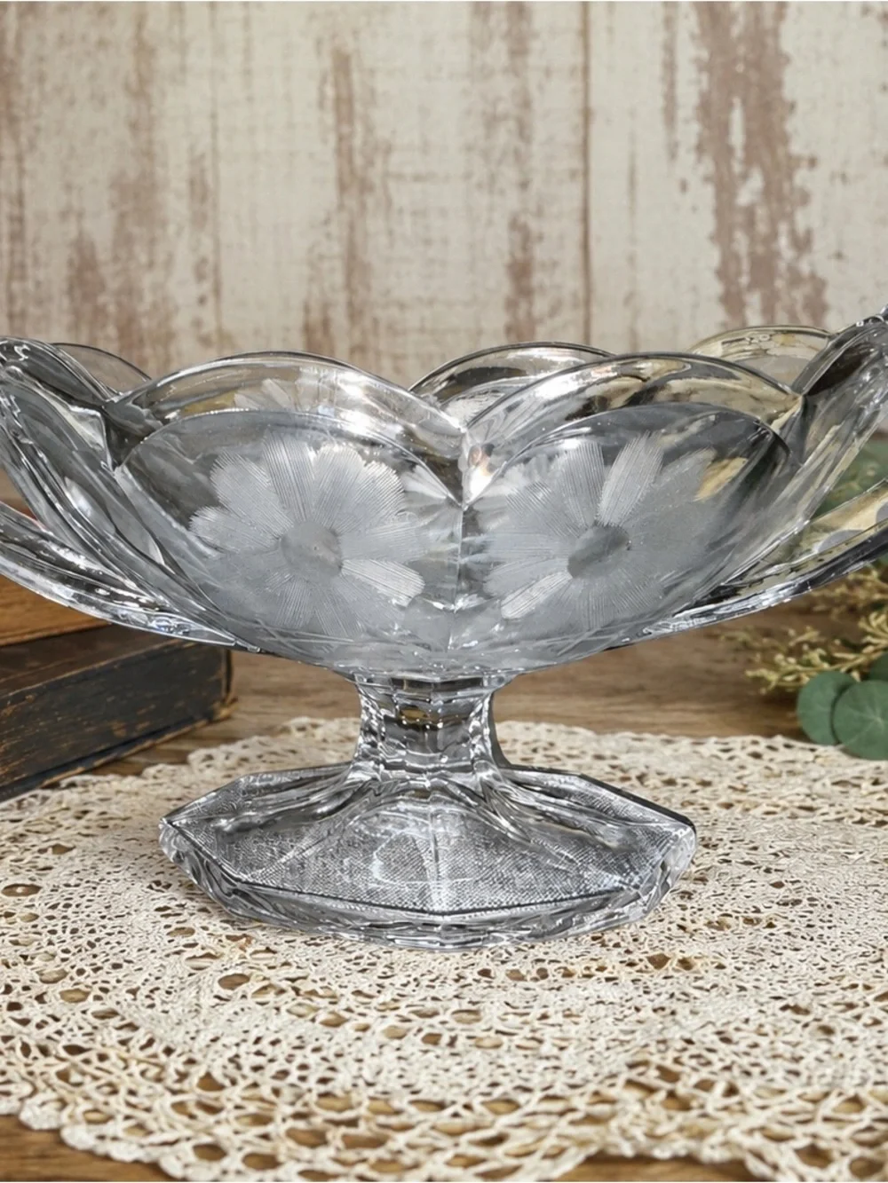 Vintage Clear Pressed Glass Pedestal Centerpiece Console Bowl Flower Daisy